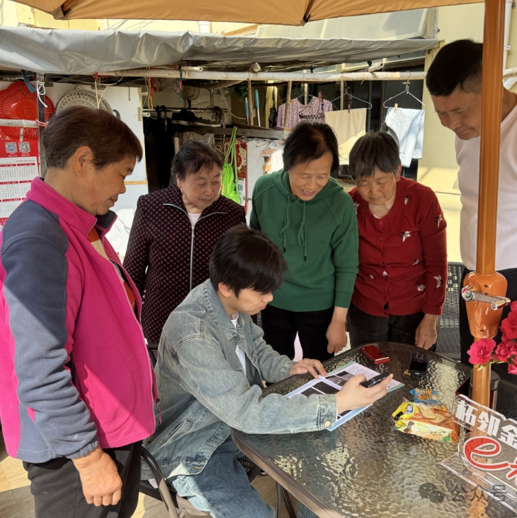 柘邻金辉e智团（钦林南路点位）开展第一次老年数字学习