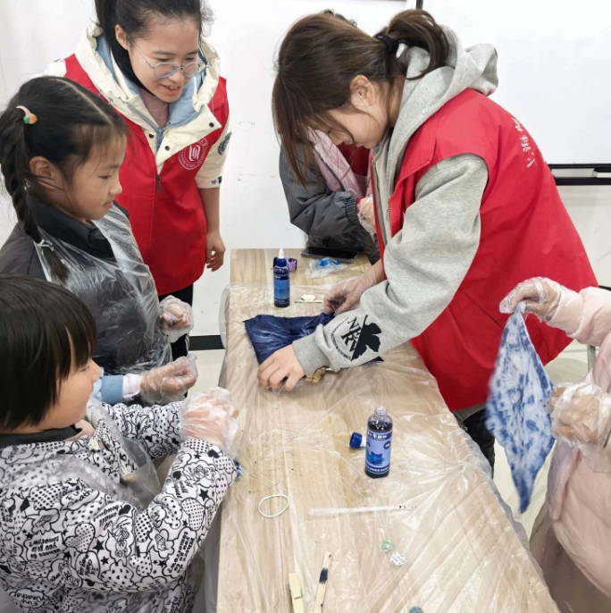 居村教育动态丨目华居委开展“巧手承古韵，扎染焕新颜”手工活动