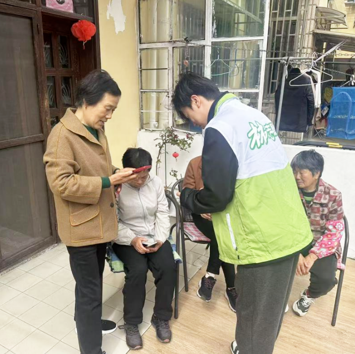 居村教育动态丨宅基课堂进点位 智能教学暖民心——柘林居委开展豆包 APP 便民教学服务